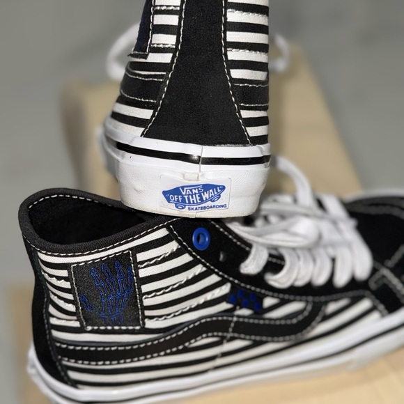 Vans Black and White High-Top Sneakers Classic Skate Design - Picture 4 of 7